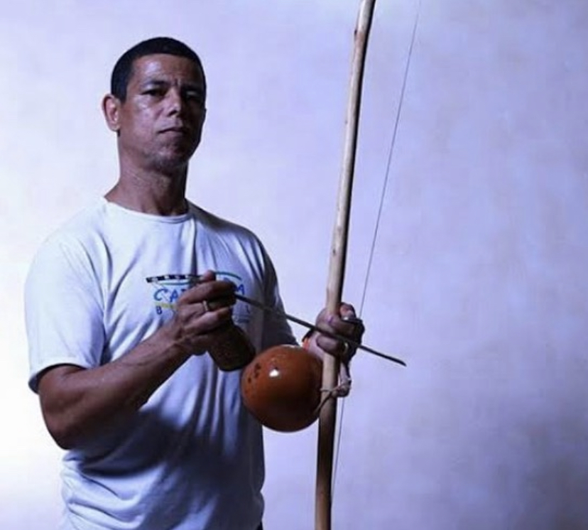 Mestre Caxias teaching during a workshop